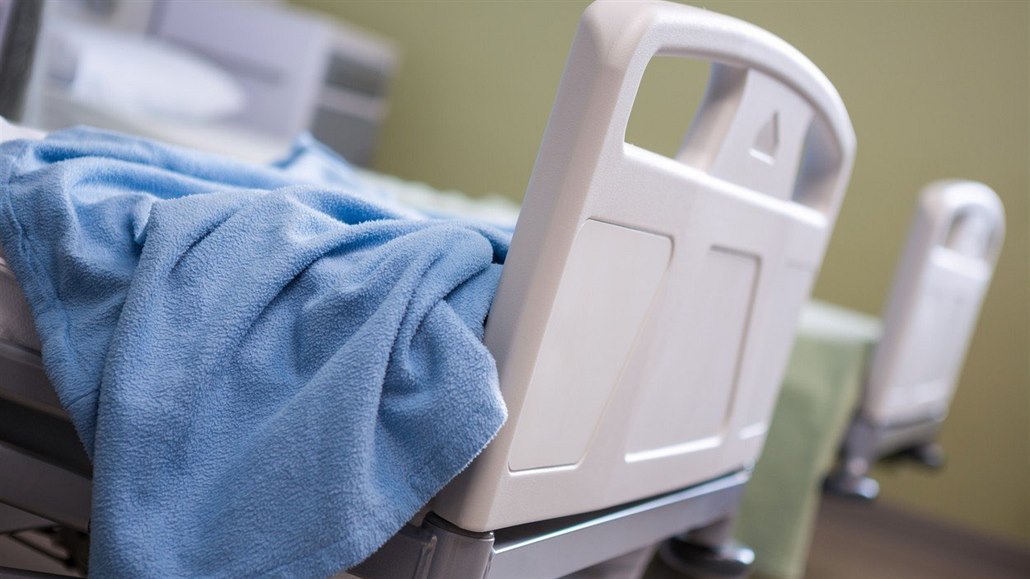 Ženě při porodu poškodili dělohu. Jasná chyba lékaře, tvrdí u soudu znalec