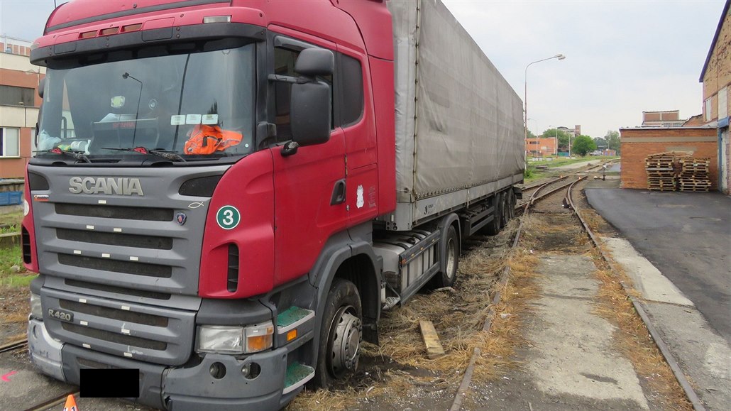 Kamion skončil v Otrokovicích na kolejích železniční vlečky.