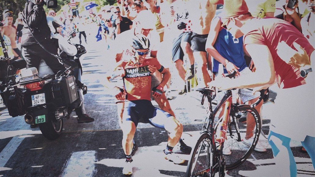 Ital Vincenzo Nibali si b�hem dvanácté etapy po kolizi s nepozorným fanou�kem...