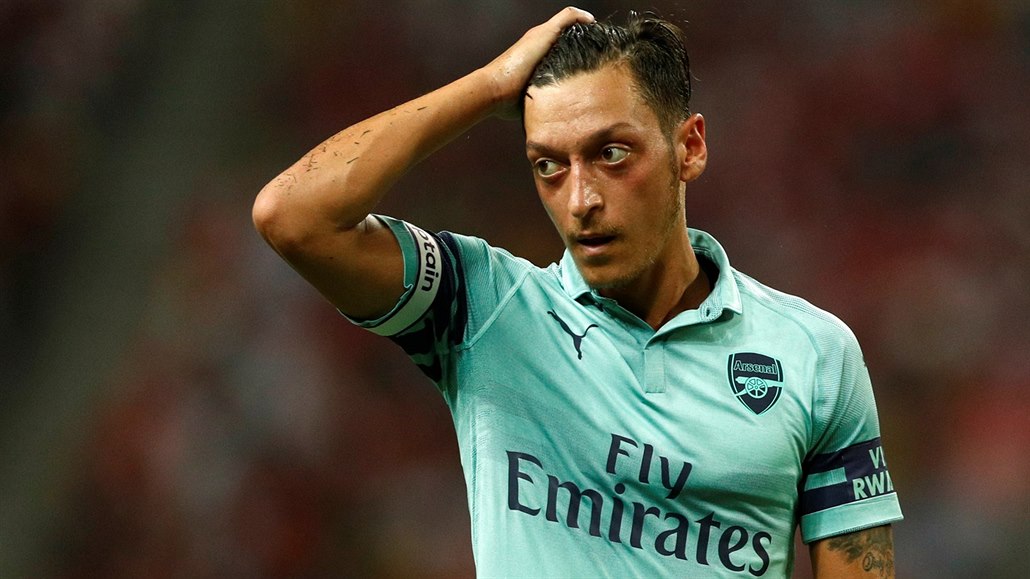Mesut Özil navlékl v přípravném duelu mezi Arsenalem a PSG kapitánskou pásku.