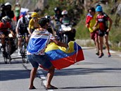 Kolumbijsk fanouek podporuje krajana Egana Belnara pi vlapu na Alpe dHuez.