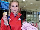Tyčkařka Amálie Švábíkové se zlatou medailí juniorské mistryně světa po příletu...