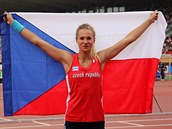 Radost české tyčkařky Amálie Švábíkové po titulu juniorské mistryně světa.