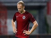 Smutn obrnce Semih Kaya hled do zem po sparansk porce 0:2 v zpase se...