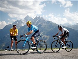 Egan Bernal za zadnm kolem Mikela Landy v prbhu horsk etapy Tour de France.