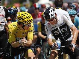 PRVN A DRUH. Geraint Thomas (vlevo) a Chris Froome ve spolen konverzaci...