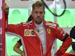 Zvodnk stje Ferrari Sebastian Vettel peml bhem kvalifikace na Velkou...