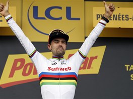 Nizozemsk cyklista Tom Dumoulin oslavuje etapov vtzstv na Tour de France.