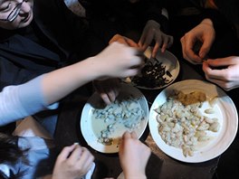 V Japonsku se jako pochoutka podávají larvy vos a v�el - Hachinoko, �asto...