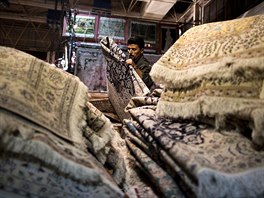 Obchod s perskými koberci v íránském Teheránu.