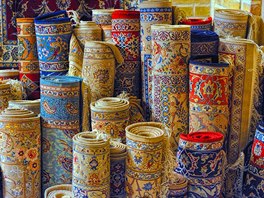 Obchod s perskými koberci na triti v íránském Teheránu.