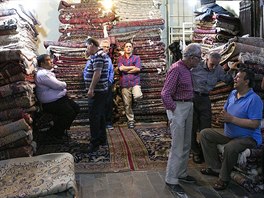 Obchod s perskými koberci na tržišti v íránském Teheránu.