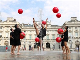 KASKÁDA. Umlci z londýnského cirkusu Gandini Juggling pedvádí sestavu zvanou...