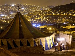 ZÁBAVA PRO CHUDÉ. Cirkusový stan na periferii peruánského hlavního města Lima.