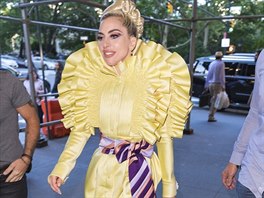 Extravagantní Lady Gaga se nebojí netradiních stih a kombinací barev. luté...