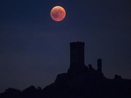 Úplné zatmění Měsíce, zřícenina hradu Hazmburk (27. 7. 2018).