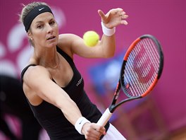 Lucembursk tenistka Mandy Minellaov returnuje v semifinle turnaje v Gsttadu