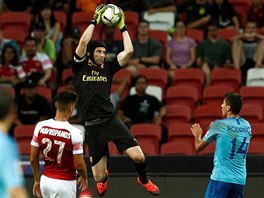 Gólman Arsenalu Petr Čech zasahuje v přípravném duelu proti Atléticu Madrid.