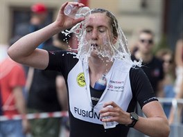 VEDRO. Závodníci na triatlonovém závodu Challenge Prague se občerstvují na...