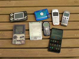Trochu jsme hledali a našli několik starších průhledných mobilních zařízení....