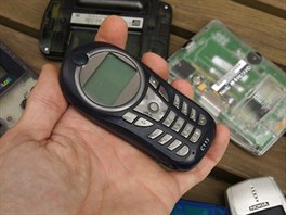 O trochu mladší než Nokia je levná Motorola C115. Ta pochází z roku 2004 a i...