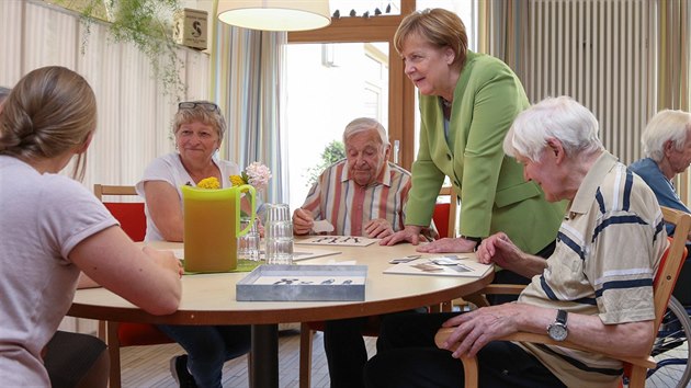 Německá kancléřka Angela Merkelová na návštěvě domova pro seniory v Paderbornu (16. července 2018)