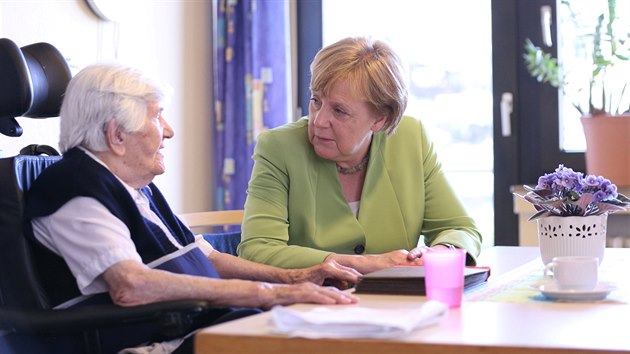 Německá kancléřka Angela Merkelová na návštěvě domovu pro seniory v Paderbornu (16. července 2018)