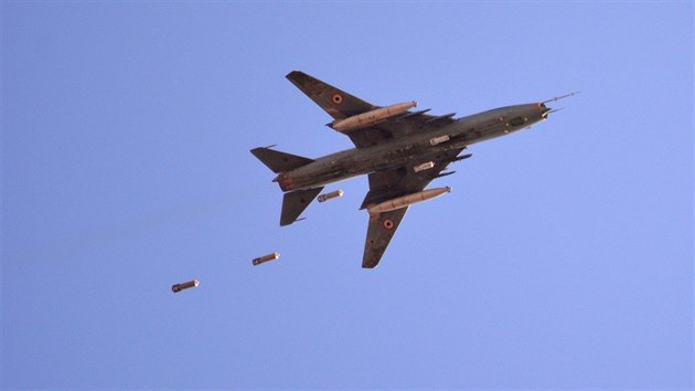 Syrsk Su-22 pi tocch na pozice islamist na pedmst Damaku (24. dubna 2018)