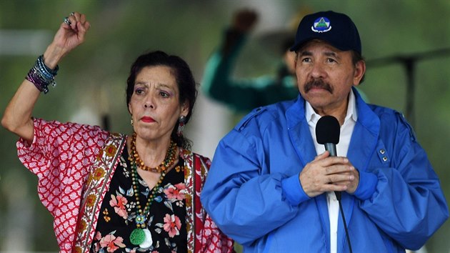 Prezident Nikaraguy Daniel Ortega a jeho ena Rosario Murillov na manifestaci k 39. vro sandinistick revoluce 