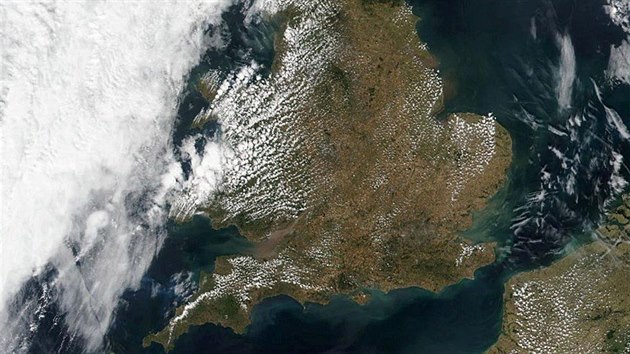 Srovnávací satelitní snímek Anglie. Horní fotografii pořídily satelity 18. července 2018, dolní o dva měsíce dříve.