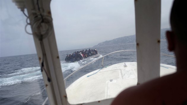 Na pláži u španělského města Tarifa přistál čluna s asi 30 migranty (27. července 2018)