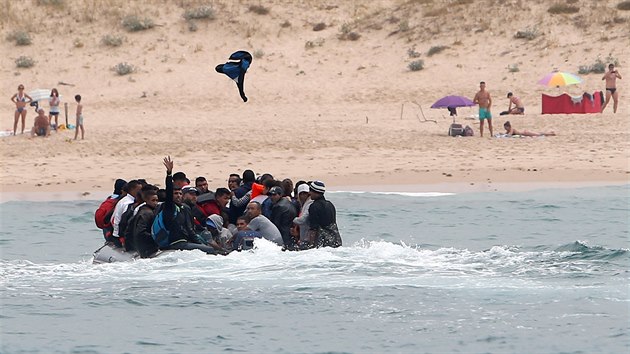 Na pláži u španělského města Tarifa přistál čluna s asi 30 migranty (27. července 2018)