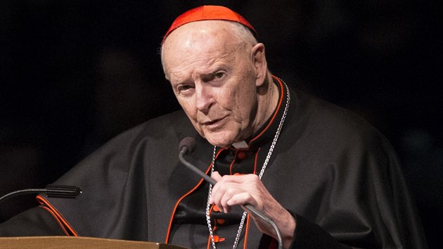 Americk kardinl a bval washingtonsk arcibiskup Theodore E. McCarrick (4. bezna 2015)