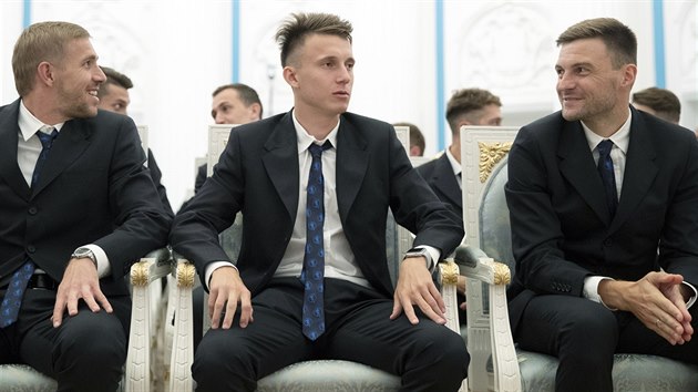 Ruští fotbalisté v Kremlu. Zleva: Jurij Gazinskij, Alexandr Golovin, a Vladimir Granat (28. července 2018)