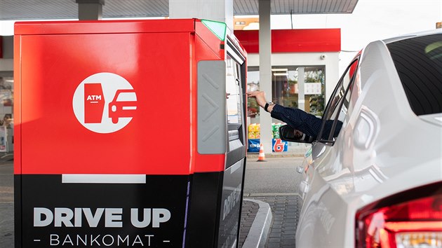 Drive-up bankomat Komerční banky na pražské čerpací stanici  Benzina v Argentinské ulici.