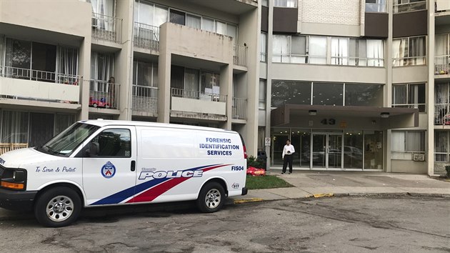 Policejní vůz parkuje před bytovým komplexem v Torontu, kde bydlel Faisal Hussain. (23. července 2018)