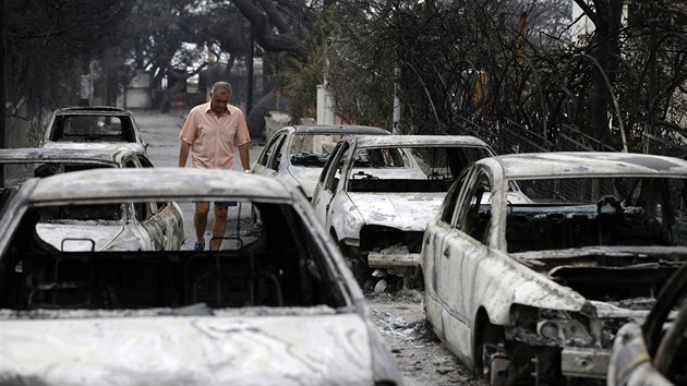 Po požárech v řeckém městě Mati zbyla jen spálená auta. (24. července 2018)