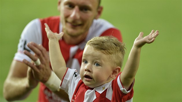 Slávista Vladimír Coufal se synem při děkovačce po vítězném utkání s Karvinou.