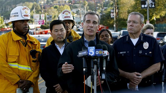 Starosta Los Angels Eric Garcetti (uprostřed) a šéf policie Michel Moore (vpravo) na tiskové konferenci po útoku.