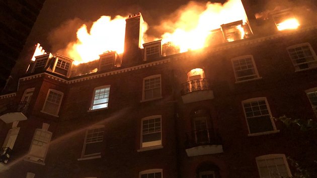 Rozsáhlý požár zachvátil pětipatrový dům na severozápadě Londýna (26.7.2018)
