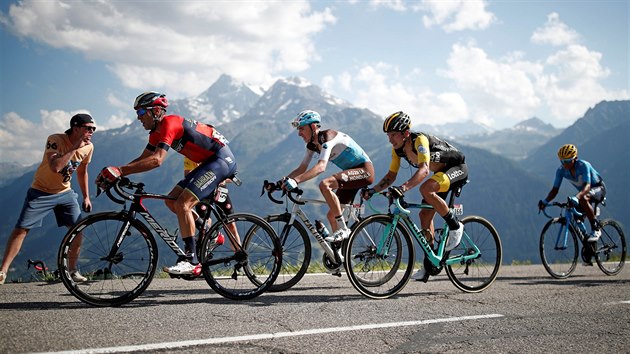 Vincenzo Nibali vede skupinu favorit� b�hem dvan�ct� etapy Tour de France.