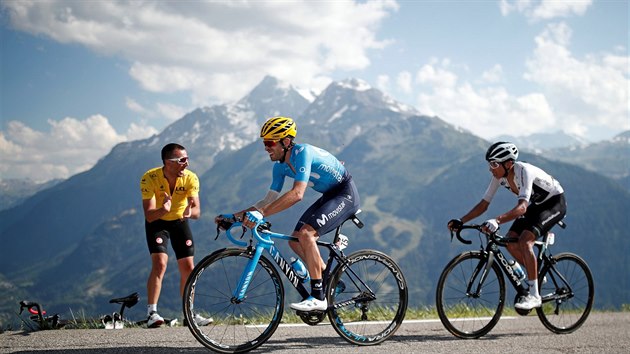 Egan Bernal za zadnm kolem Mikela Landy v prbhu horsk etapy Tour de France.