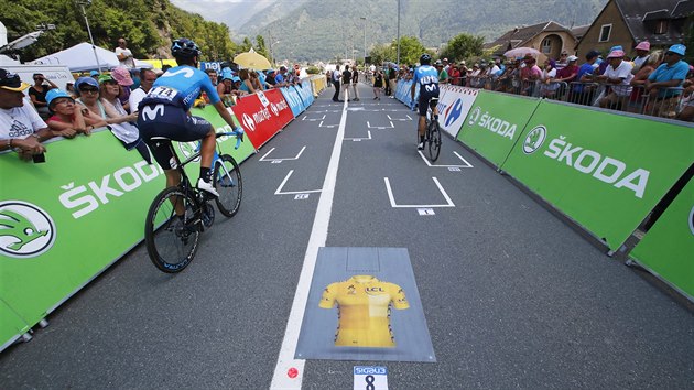 JAKO FORMULE 1. Po vzoru motoristickch zvod odstartovali cyklist do sedmnct etapy Tour de France.