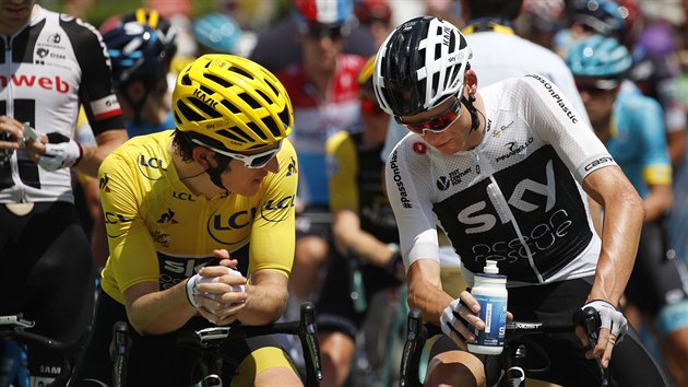 PRVN A DRUH. Geraint Thomas (vlevo) a Chris Froome ve spolen konverzaci ped startem sedmnct etapy Tour de France.