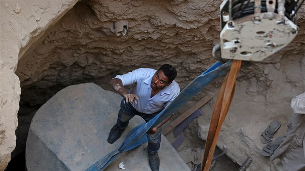 Hrobka byla ukryta pět metrů pod povrchem a s otevřením patnáctitunového víka sarkofágu museli vědcům pomoci vojenští inženýři. (19. července 2018)