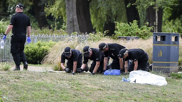 Britská policie prohledává park v Salisbury, který otrávená žena Dawn Sturgessová navštívila předtím, než se otrávila novičokem. (19. července 2018)
