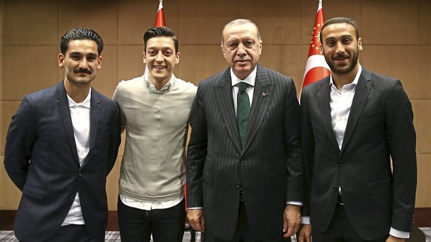 Ctí „svého“ prezidenta. Pro mnoho Němců bylo nepřijatelné, že Özil (druhý zleva) podpořil před volbami Erdogana (druhý zprava).