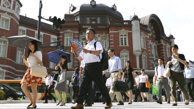 Japonsko zashla vlna horkho poas. Lid se sna ochladit vemi monmi zpsoby. (23. ervence 2018)