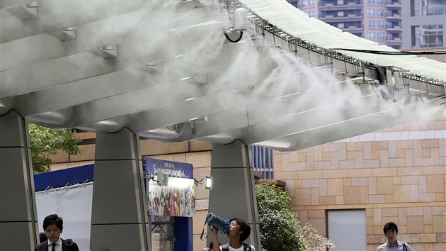 Japonsko zasáhla vlna horkého počasí. Tokyo do ulic nainstalovalo osvěžující mlhu. (23. července 2018)