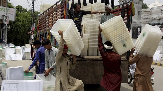 Dělníci shromažďují volební urny volbách v pákistánském Lahore (25. července 2018)